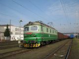 Co nemá ZSSK Cargo: 122.027-6 s nákladním vlakem čeká na další jízdu, 08.03.2008, Hradec Králové hl.n. © PhDr. Zbyněk Zlinský