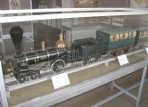 Parní lokomotiva Olmutz + osobní vůz 1. a 2. třídy, model v měřítku 1:10, © Vagonářské muzeum