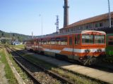 31. 8. 2008 - 811 024, za ňou 811 0xx pripravené na vlaky Os 4016 a Os 4018 © Marek Kováč