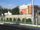 Počas exkurznej jazdy po trati BHÉV máme možnosť z vlaku pozorovať aj takéto pamiatky z rímskeho obdobia. (5.7.2008)