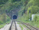 Tzv. diaľkovo ovládaná Výhybňa Tunel, kde dochádza k zmene dvojkoľajnej trate na jednokoľajnú... © Marko (3. 5. 2008)