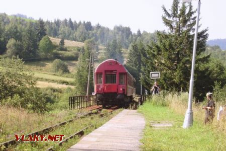 Zastávka Telgárt Penzión. Túlavá odchádza do ŽST Telgárt. 13. 8. 2008 © Peter Wlachovský