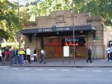23.6.2008 – Sydney, Vchod do podzemnej stanice St James © Michal Weiszer