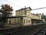 10.10.2008 - Praha-Vršovice: pohled na výpravní budovu ze strany kolejiště od severozápadu © PhDr. Zbyněk Zlinský