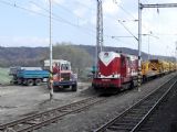 07.04.2007 - Moravičany: 740.869-3 s vozy od sanačního komplexu AHM 800 R Plasser & Theurer (z okna R 624 ''Vsacan'') © PhDr. Zbyněk Zlinský