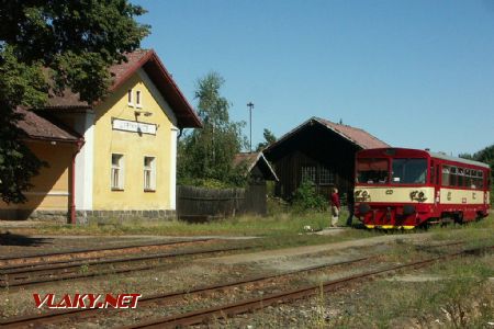 Štětkovice - Objekt bývalé stanice-nyní dopravny s vlakem č.26 110, 13.9.2008, © Jan Kubeš