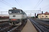 18.11.2008 - Hradec Králové hl.n.: 750.162 nastupuje na náhradní soupravu R 653 Praha-Vršovice - Trutnov hl.n.© Radek Hořínek