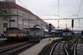 18.11.2008 - Hradec Králové hl.n.: 754.061-0 s náhr. soupravou R 955/1782 Praha-Vršovice - Trutnov hl.n. a 754.051-1 od R 652 Trutnov hl.n. - Praha-Vršovice © Radek Hořínek