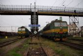 18.11.2008 - Hradec Králové hl.n.: 163.067 + 163.258 čekají na další výkon © Radek Hořínek