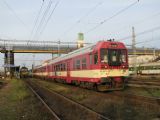 18.11.2008 - Hradec Králové hl.n.: 843.009-2 odjíždí v čele R 989 Liberec - Pardubice hl.n. a 163.242-1 na Os 5659 do Pardubic © PhDr. Zbyněk Zlinský