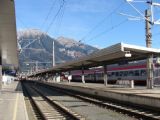 1.11.2008 - Innsbruck Hbf: Slnečný relax na Innsbruckej stanici © Martin Kóňa