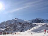 1.11.2008 - Pitztaler Gletscher: Kopec snehu, slnko, množstvo lyžiarov. Vidieť že lyžiarska sezóna tu je 365 dní v roku © Martin Kóňa
