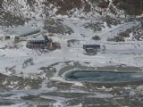 1.11.2008 - Pitztaler Gletscher: Detailnejší pohľad na dolnú časť strediska Umelo vytvorené nádrže slúžia na technické zasnežovanie © Mária Gebhardtová