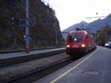 1.11.2008 - Imst-Pitztal: Taurus na čele EC vlaku z Zurichu do Viedne dorazil k prvému nástupišťu stanice Imst-Pitztal © Martin Kóňa