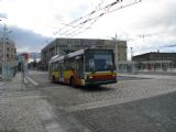 17.11.2008 - Hradec Králové: rekonstrukce Riegrova nám. - trolejbus na lince č. 1 zatím stanoviště před nádražím míjí © PhDr. Zbyněk Zlinský
