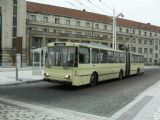 27.11.2008 - Hradec Králové: rekonstrukce Riegrova nám. - trolejbus linky č. 1 jede kolem neprovozního stanoviště D zastávky Hlavní nádraží © PhDr. Zbyněk Zlinský