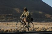2005-08-20 - Bolivia - Trať Oruro - Uyuni - Bolívíjec na čínskom bicykli © Juraj Číž