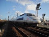 Chvíľkové pekné počasie umožnilo odfotiť aj ďalšie TGV, tentokrát už v meste, Vannes, 7.12.2008, © Peter Žídek