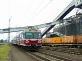 11.9.2008 - Ostrava, uhelná: průjezd vlaku z Katovic EN 57-1952, v pozadí ACTS © Karel Furiš