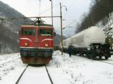 Lokomotiva řady 441.047 ŽFBH vyčkává s nákladním vlakem ve stanici Bradina na křižování. 16.12.2007 © Elmir Vejzovič