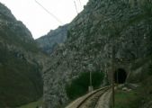 Jeden z mnoha tunelů v divokém údolí Neretvy. 25.3.2008 © Elmir Vejzović