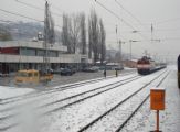 Rychlík Sarajevo- Ploče projíždí nácestnou stanicí s výpravní budovou, typickou pro socialistickou Jugoslávii. 7.3.2009 © Mirsad Husković