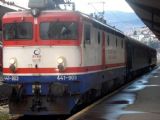 Souprava osobního vlaku ve stanici Sarajevo- v čele rekonstruovaná lokomotiva řady 441.903 ŽFBH. 6.12.2008 © Mirsad Hušković