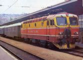 Pohled do historie: rychlík se zkušební lokomotivou řady 442 JŽ (původně vyrobená pro Sardinii) právě přijel do Sarajeva. Pol. 80. let © Igor Pejić