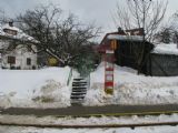 25.02.2009 - Liberec: označník nástupiště směr Liberec na zastávce Nová Ruda a pohodlný přístup k tramvaji z jednoho domu © PhDr. Zbyněk Zlinský