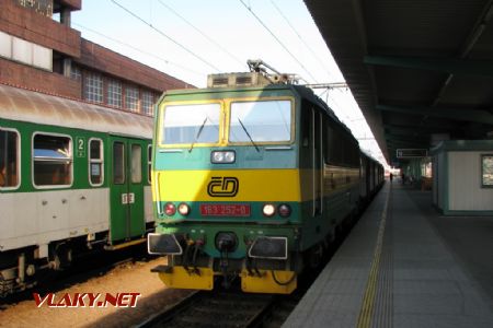 04.04.2009 - Pardubice hl.n.: 163.252-0 v čele Os 5634 Pardubice hl.n. - Jaroměř © PhDr. Zbyněk Zlinský