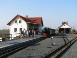 11.04.2009 - Sendražice: svatební vlak a scházející se svatebčané © PhDr. Zbyněk Zlinský