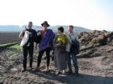 11.04.2009 - Sendražice: svatební fotka se svědky a hnojem © PhDr. Zbyněk Zlinský