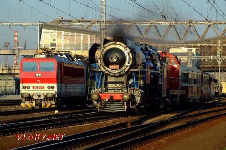 Papagáj s konvojom historických vozidiel z Popradu posunuje v domovskej stanici, 26.04.2009 © Tomáš Chovanec