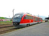 Fiľakovo, „Desiro“ čaká na svojich cestujúcich, ktorí sa zatiaľ venujú prehliadke hradu, 1.5 2009 © Július Rapi