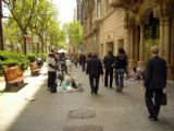 17.4.2009 - Barcelona,třída Passeig de Gracia s černochy prodávajícími kabelky (všimněte si provázků, co drží v ruce, aby mohli snadno i se zbožím uprchnout) © Jiří Mazal