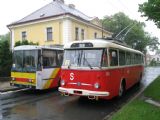 16.05.2009 - Hradec Králové: vůz č. 75 linky 1 a historický trolejbus č. 358 na konečné Nový Hradec Králové © PhDr. Zbyněk Zlinský