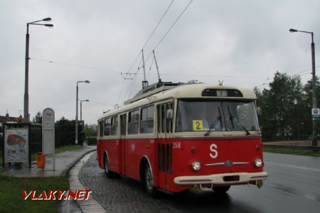 16.05.2009 - Hradec Králové: historický trolejbus č. 358 opouští zastávku Na Plachtě © PhDr. Zbyněk Zlinský