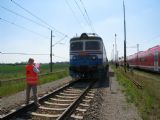 25.05.2009 - ZC VUZ Velim: tiskový mluvčí ČD Šťáhlavský ''dělá bílou'' kameramanovi na 124.601-6 © PhDr. Zbyněk Zlinský