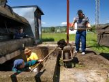 Čistenie práčky trubiek, žumpárskym komandom. 23. 5. 2009 © Radovan Plevko