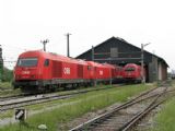 27.06.2009 - ÖBB Traktion - Stützpunkt Wien Süd: stroje novější i starší před další halou, v dáli láká modrou barvou ''Modrý blesk'' © PhDr. Zbyněk Zlinský