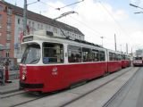 27.06.2009 - Wien: starší typ tramvaje před nádražím © PhDr. Zbyněk Zlinský