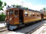 07.06.2009 - nádraží FS Palma: v galerii přeměněná remíza a elektrický vůz AAB 1 v čele vlaku do Sólleru © PhDr. Zbyněk Zlinský