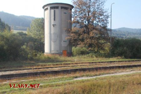 Polomka, Pôvodná vodárenská vež naproti staničnej budove, pohľad zo smeru Červená Skala; 20.09.2018 © Michal Čellár