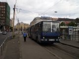 20 let starý Ikarus 280 čeká na odjezd linky náhradní dopravy v terminálu Deák tér v Budapešti. 2.5.2009 © Jan Přikryl