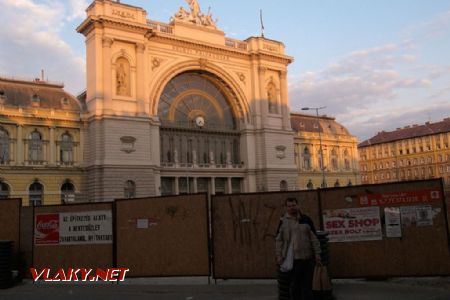 Honosná budova stanice Budapest-Keleti za stavební jámou linky metra M4. 2.5.2009 © Rastislav Štangl