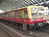 Jednotky řady 485 DB z konce 80. let už ve stanici Berlin-Ostbahnhof nejsou častým hostem. 3.5.2009 © Rastislav Štangl