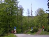 Pohled na televizní věž z křižovatky u turistické chaty Dom željezničara. 4.5.2009 © Aleš Svoboda