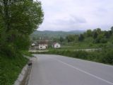 Silnice z Prusace do Donjiho Vakufu nejdřív hodně klesá. 5.5.2009 © Aleš Svoboda