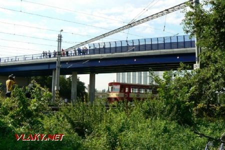 8.8.2009 - Studénka: Někteří sledovali akci a průjezd Comenia z mostu © Karel Furiš