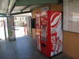 09.06.2009 - Sa Pobla: současný přístup na nástupiště s okénkem dopravní kanceláře a nezbytný nápojový automat © PhDr. Zbyněk Zlinský